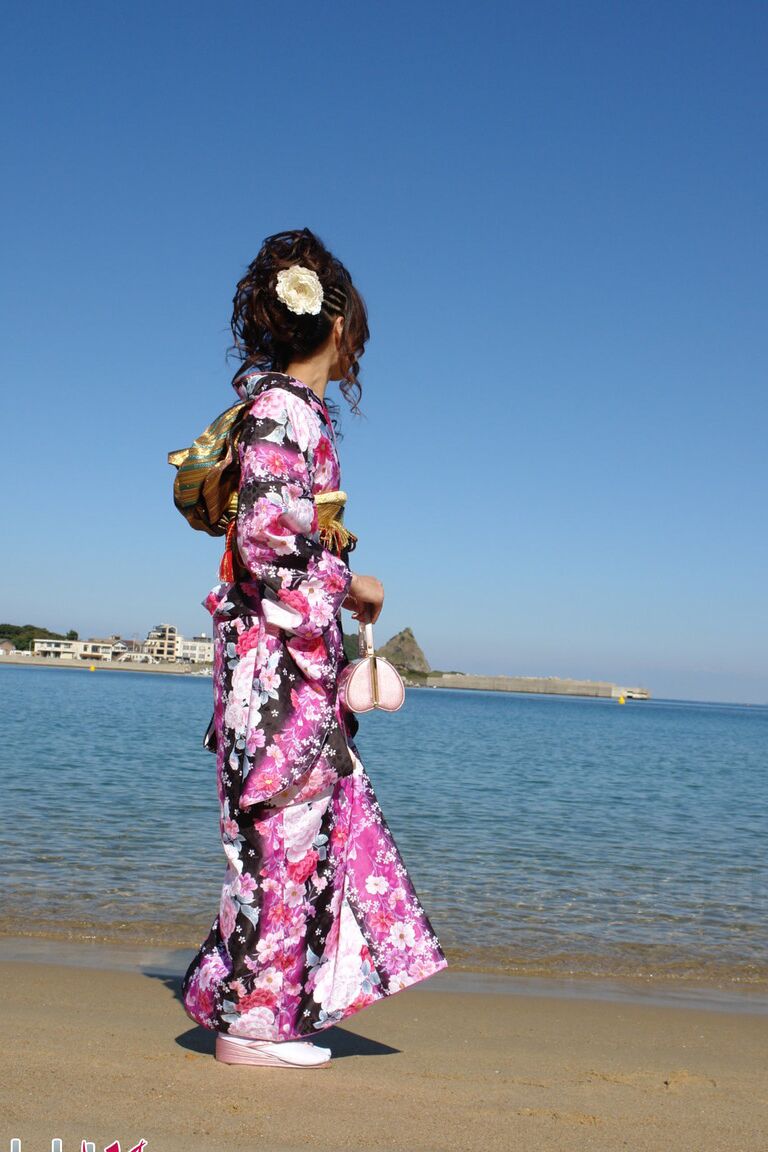 15P Asian model Chiaki strolls along the beach and surrounding area in a kimono