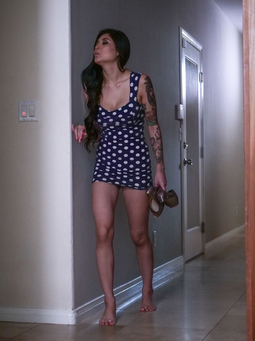 21P La superbe maman Richelle Ryan et la fausse adolescente aux seins Brenna Sparks partagent une bite