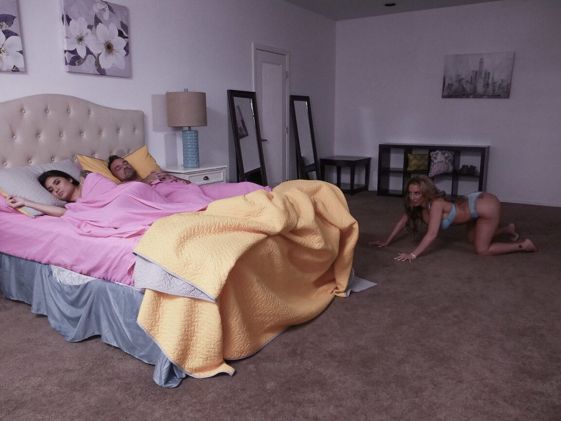 21P La superbe maman Richelle Ryan et la fausse adolescente aux seins Brenna Sparks partagent une bite