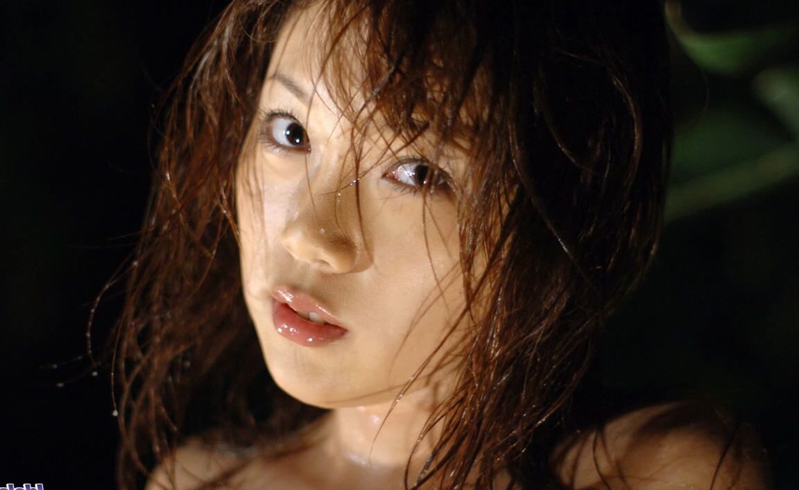 16P Adorável adolescente japonesa Asami Ogawa faz topless com calcinha fio dental