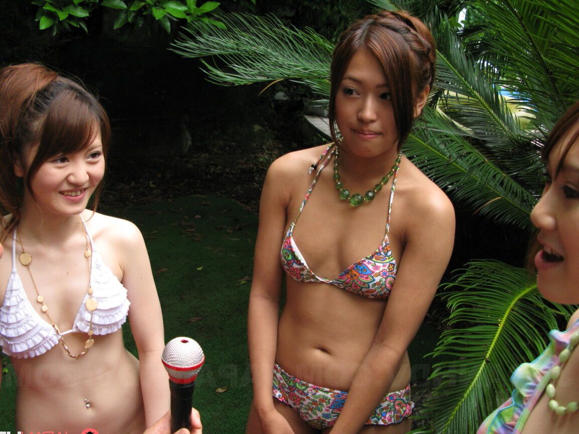 20P Brunettes asiatiques se déshabillent et profitent d'un sexe en groupe hardcore au bord de la piscine