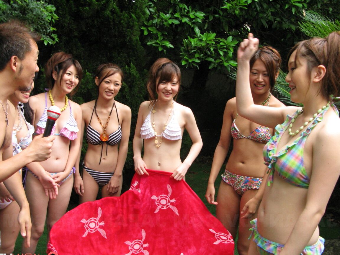 20P Brunettes asiatiques se déshabillent et profitent d'un sexe en groupe hardcore au bord de la piscine