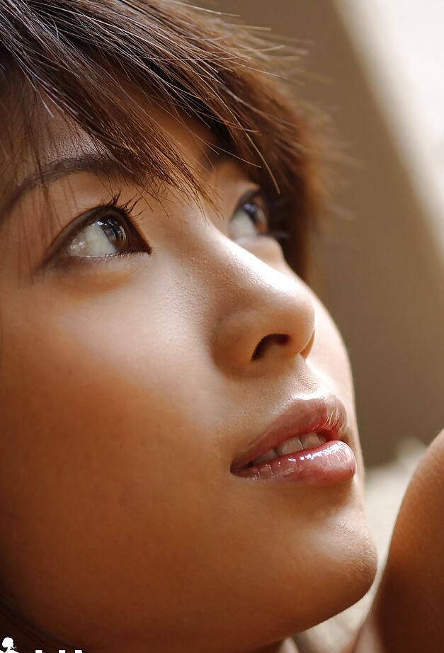16P La seductora asiática Rin Suzuka exponiendo sus bonitas tetas y su coño peludo