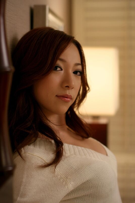 16P La belleza japonesa Akari Sana chupa el esperma de una polla con un vestido de suéter