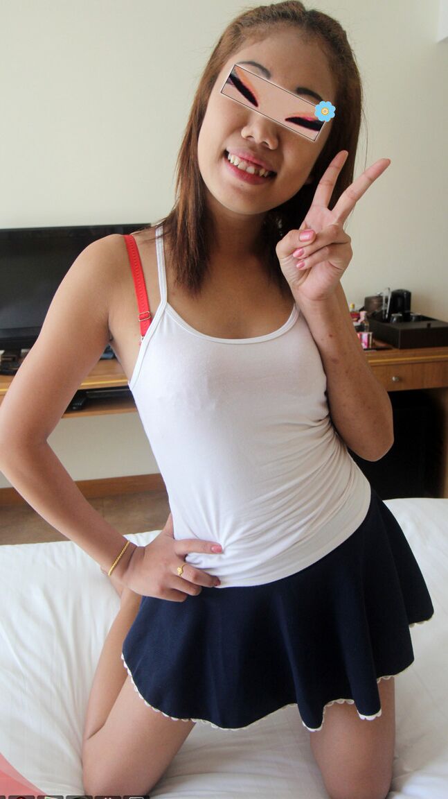 Ping, estudante de 15P Petite Pattaya, faz sexo na cama com um turista sexual