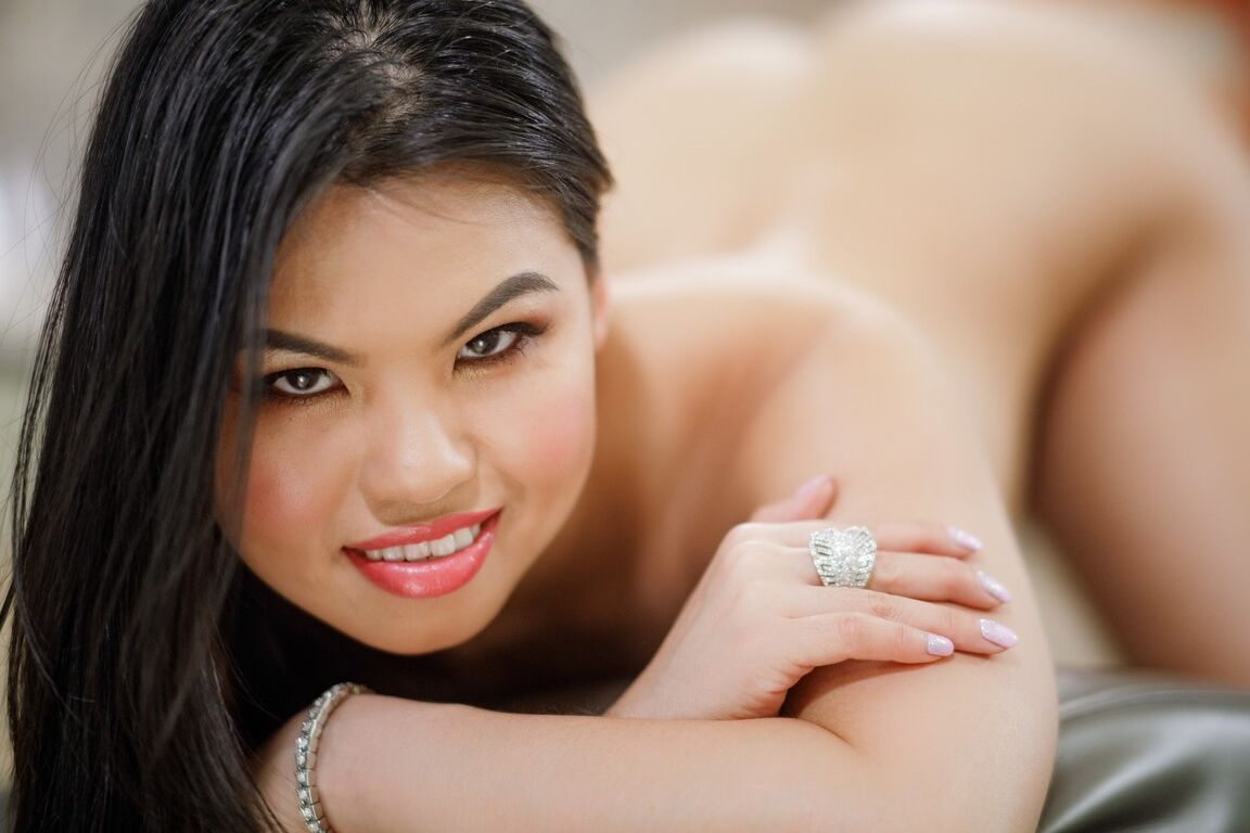15P La caliente asiática Cindy Starfall seduce a su amante negro con un vestido negro corto