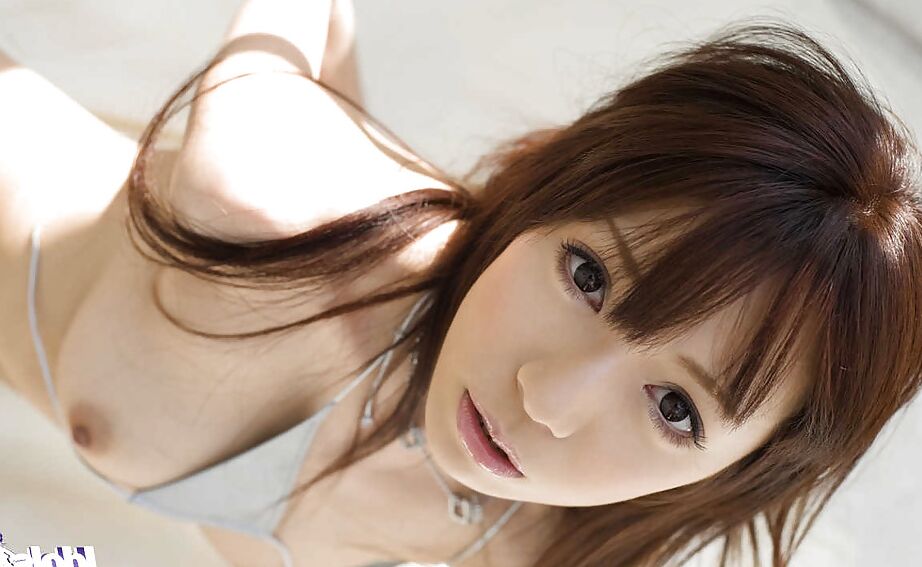 15P Gata asiática de salto alto Kanako Tsuchiyai tirando o biquíni