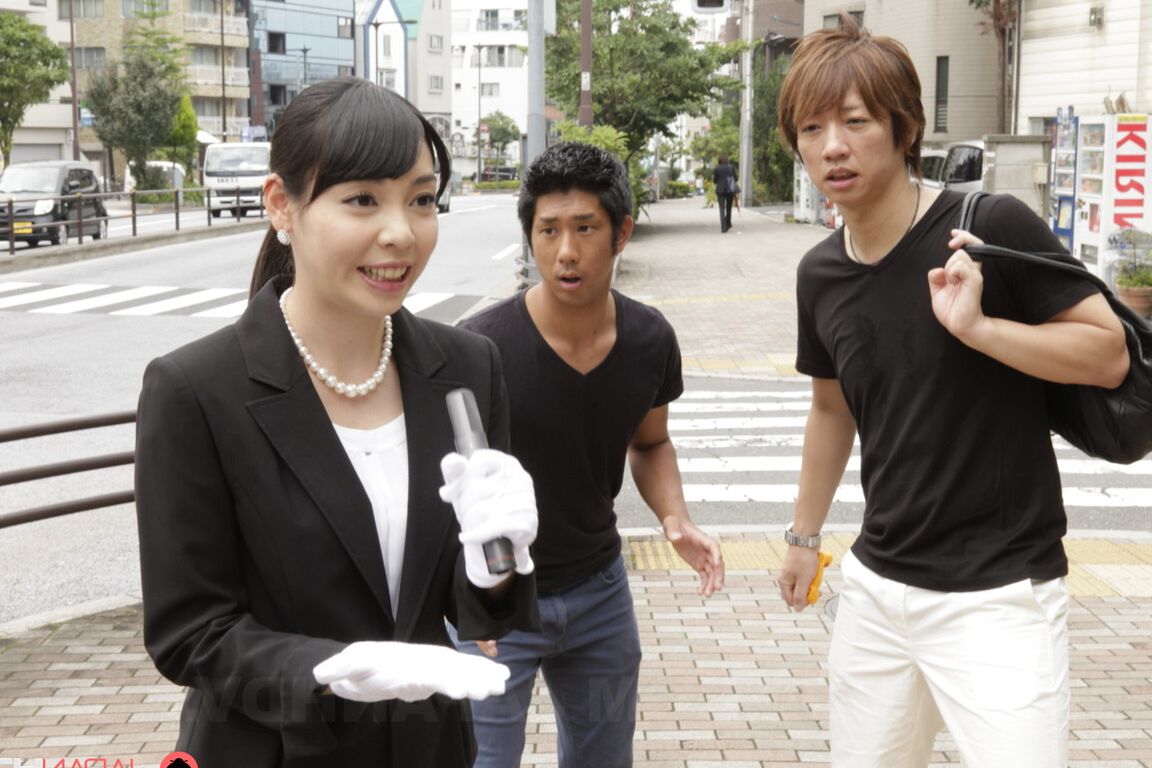21P Kisa Azumane, une adolescente asiatique aux cheveux noirs, se fait remplir la chatte par deux mecs