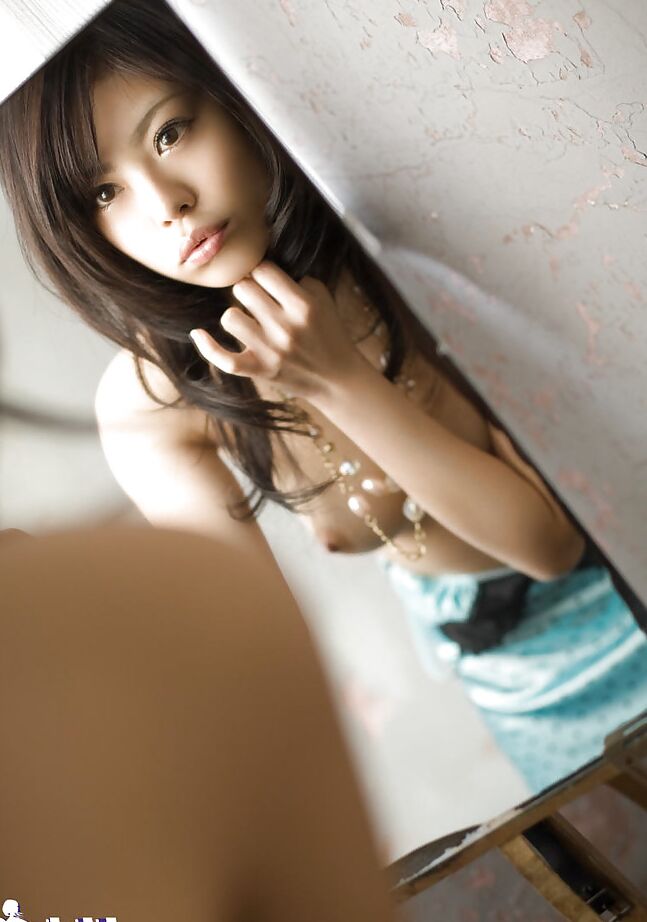 16P Linda garota asiática com fenda peluda China Yuki se despindo e posando nua