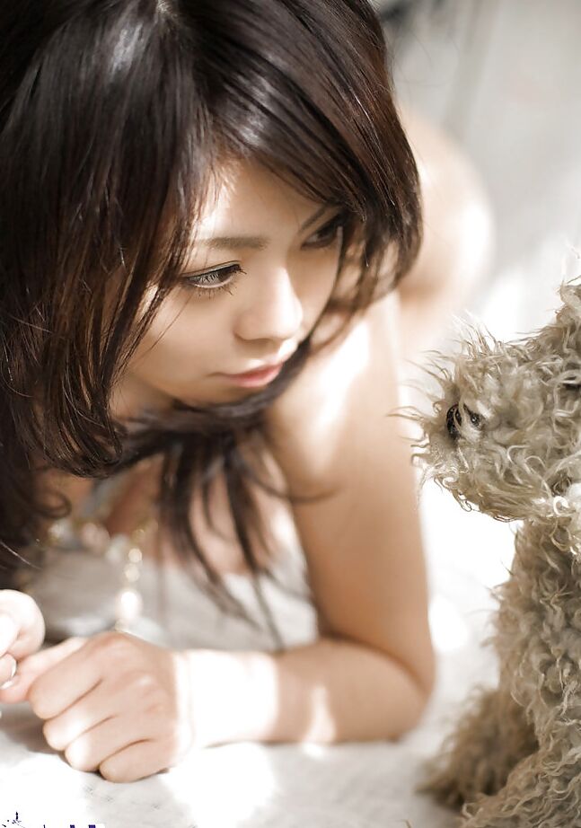 16P Linda garota asiática com fenda peluda China Yuki se despindo e posando nua