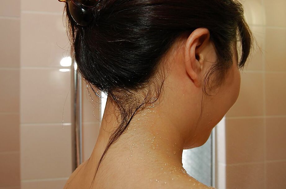 16P MILF asiática juguetona con tajo peludo Rumi Okano tomando una ducha