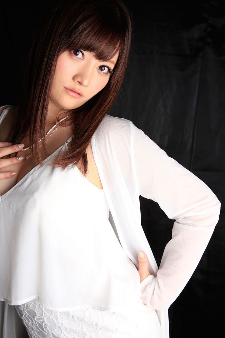 20P Asian honey Ryo Ikushima takes a dong in her twat after getting it licked