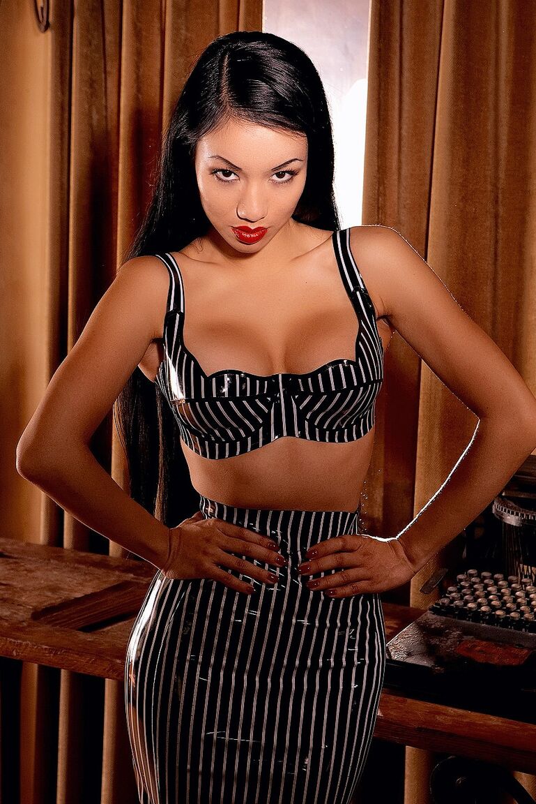 17P Exotic beauty Jade Vixen frees her beautiful body from latex attire