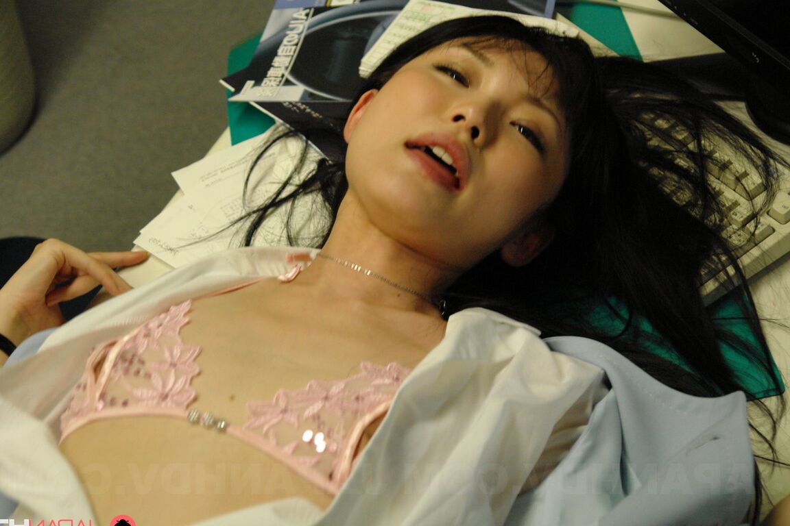 15P A japonesa Ruri Shinohara vaza porra do castor após gozada interna