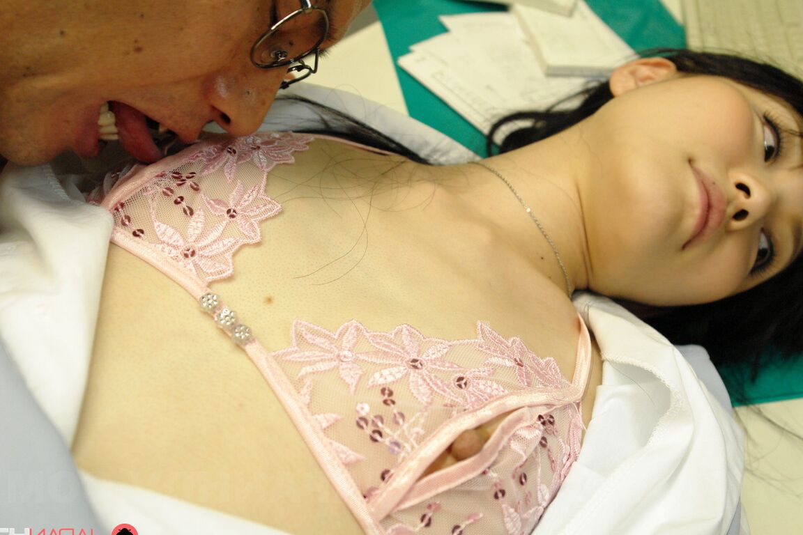 15P A japonesa Ruri Shinohara vaza porra do castor após gozada interna