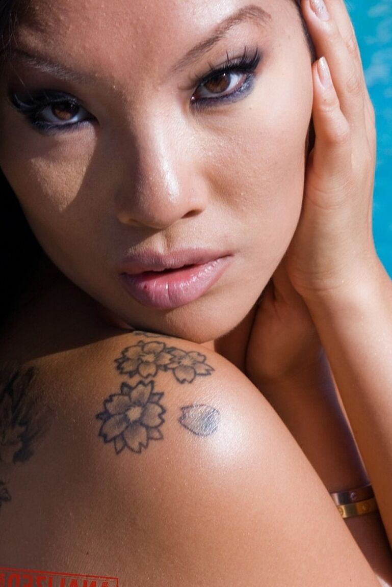 21P La belleza asiática morena Asa Akira desnuda su hermoso cuerpo junto a la piscina