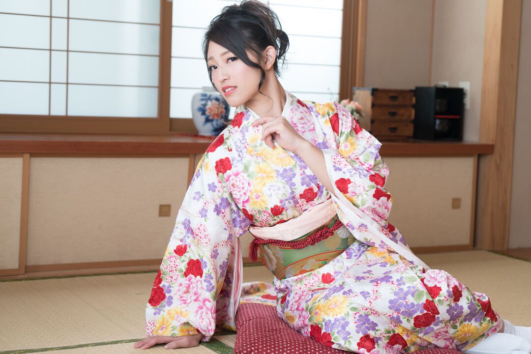 20P La diosa asiática Chiaki Hidaka juega con su chocho peludo