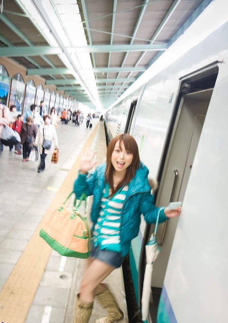16P Linda adolescente com ascendência japonesa faz ótimas poses solo nua