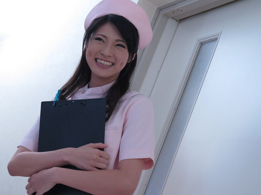 20P La adorable japonesa Sara Yurikawa se masturba y es follada por dos pollas