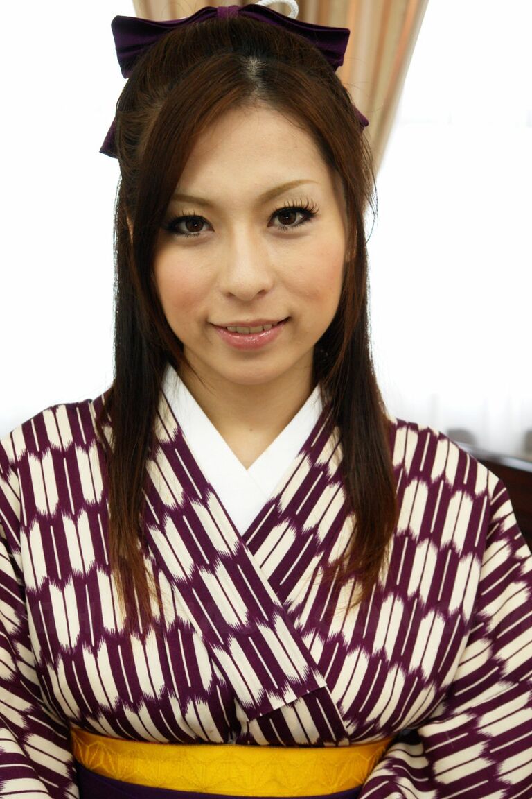 21P 素敵なおっぱいを持つアジアの女の子、楓姫木が頭を与えてベッドに突っ込まれます
