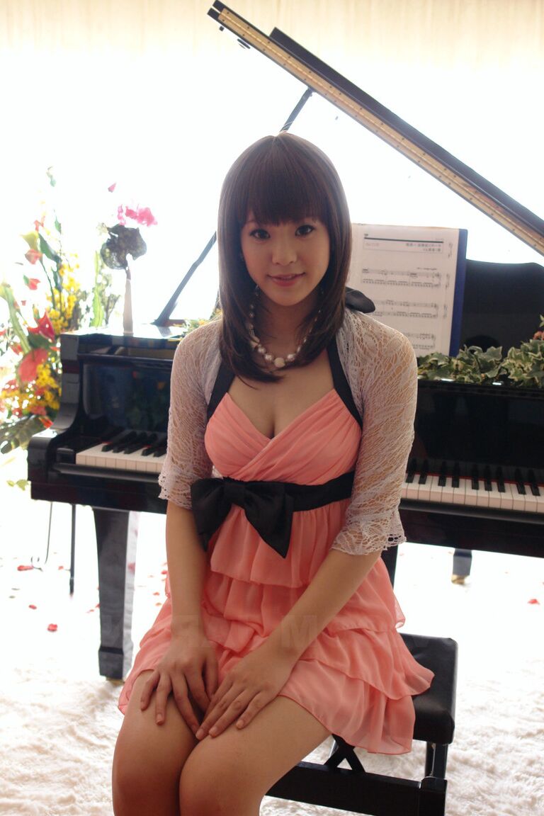 15P A professora de piano japonesa Smiley Rimu Endo exibe seus peitos empinados e arbusto peludo