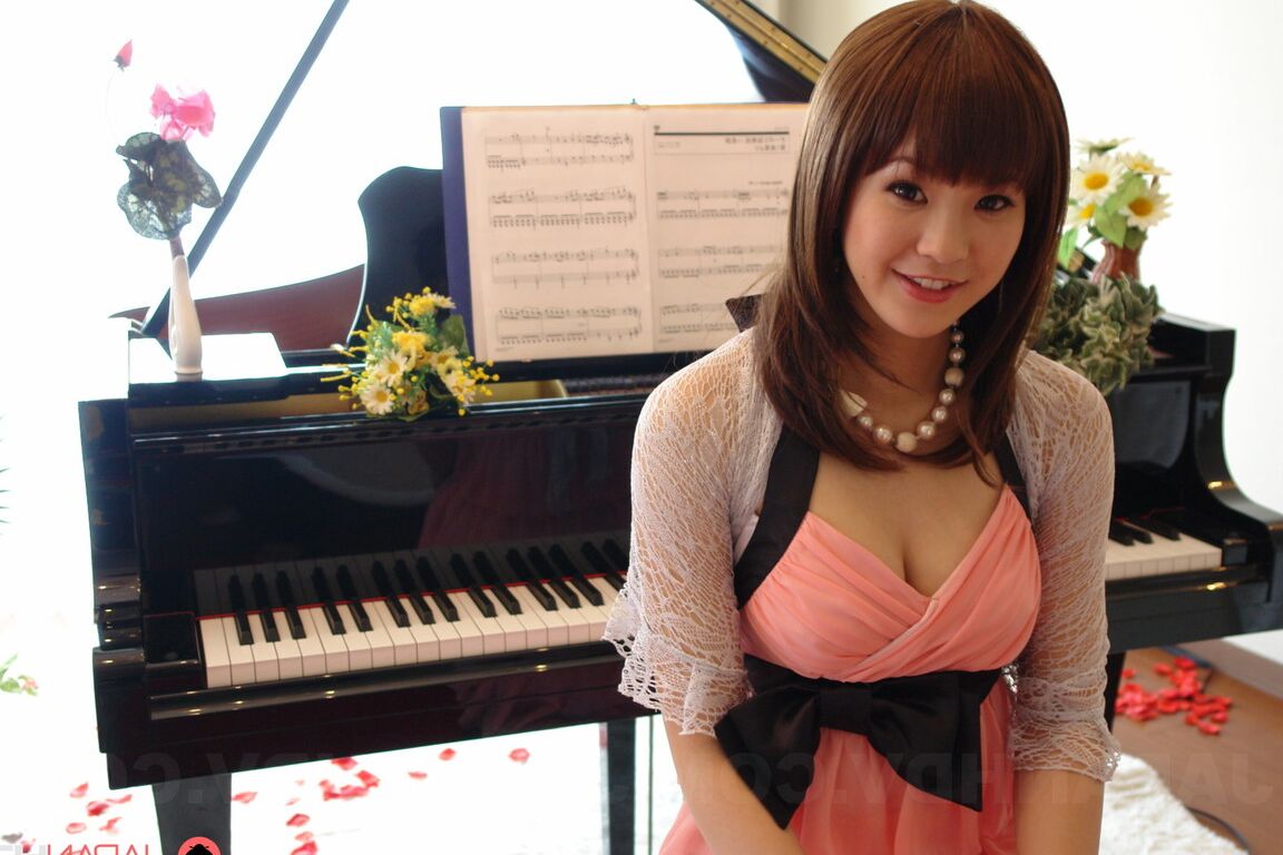 15P A professora de piano japonesa Smiley Rimu Endo exibe seus peitos empinados e arbusto peludo