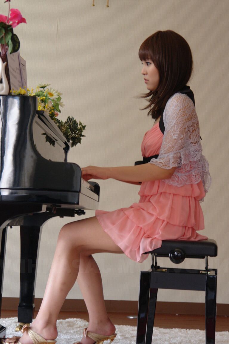15P A professora de piano japonesa Smiley Rimu Endo exibe seus peitos empinados e arbusto peludo