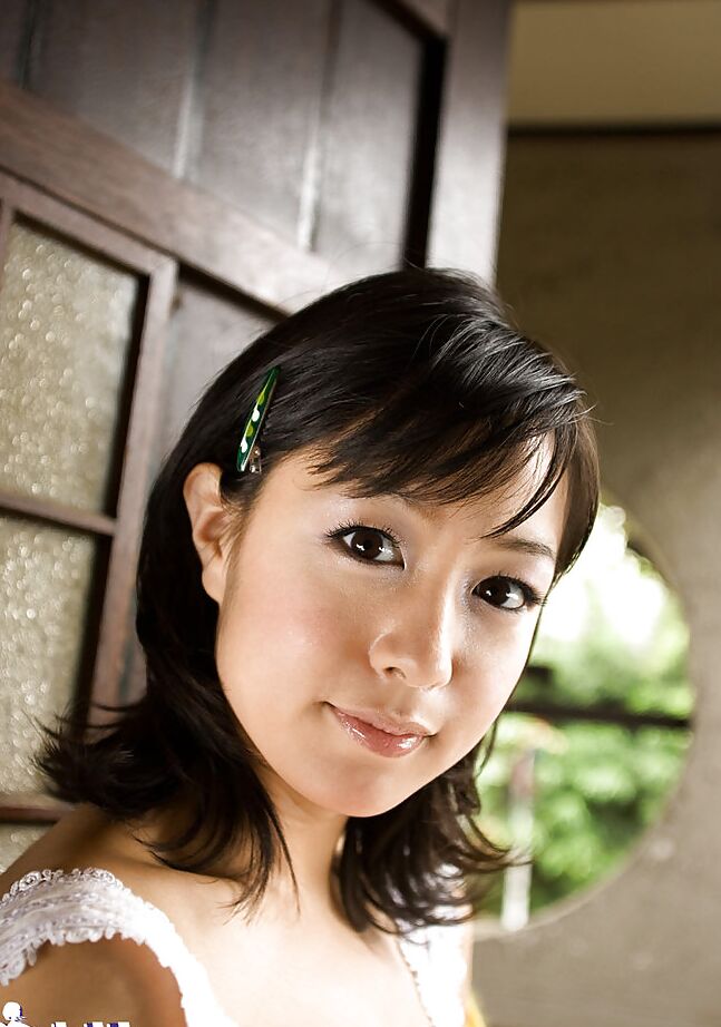 16P La dulce joven asiática Nana Nanami descubriendo sus tentadoras curvas