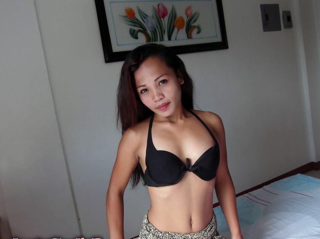 15P La pequeña asiática Mylyn se quita el sujetador y las bragas para posar desnuda en una cama