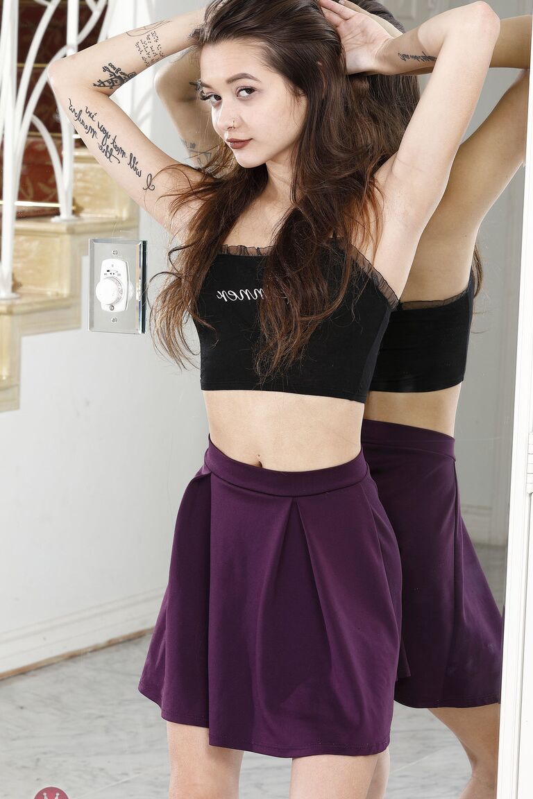 21P A linda adolescente amadora Alex De La Flor abre suas pernas longas