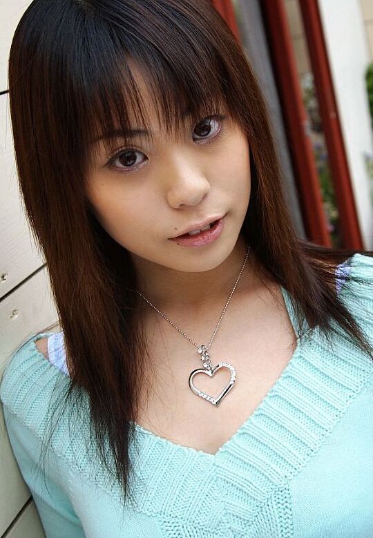 Der 16-jährige japanische Teenager Natsumi Mitsu entblößt sein Unterrock-Höschen, bevor er nackt modelt