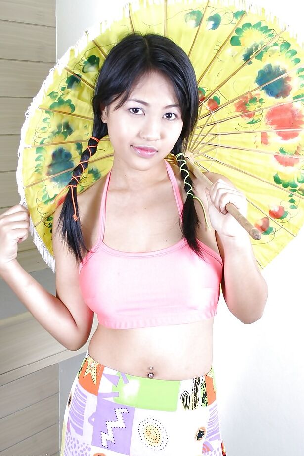 16P おさげ髪の巨乳アジア人美女がストリップしてディルドで遊ぶ