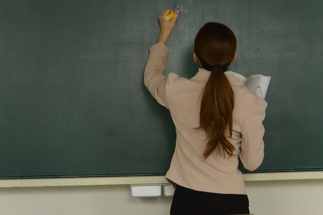 14P La chaude enseignante japonaise Miku Ohashi se fait baiser le visage par son élève pervers