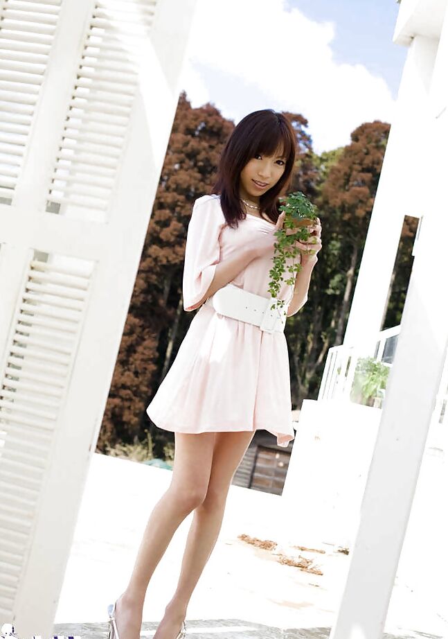 15P Petite asiática fofa Kanako Tsuchiyai se livra de suas roupas