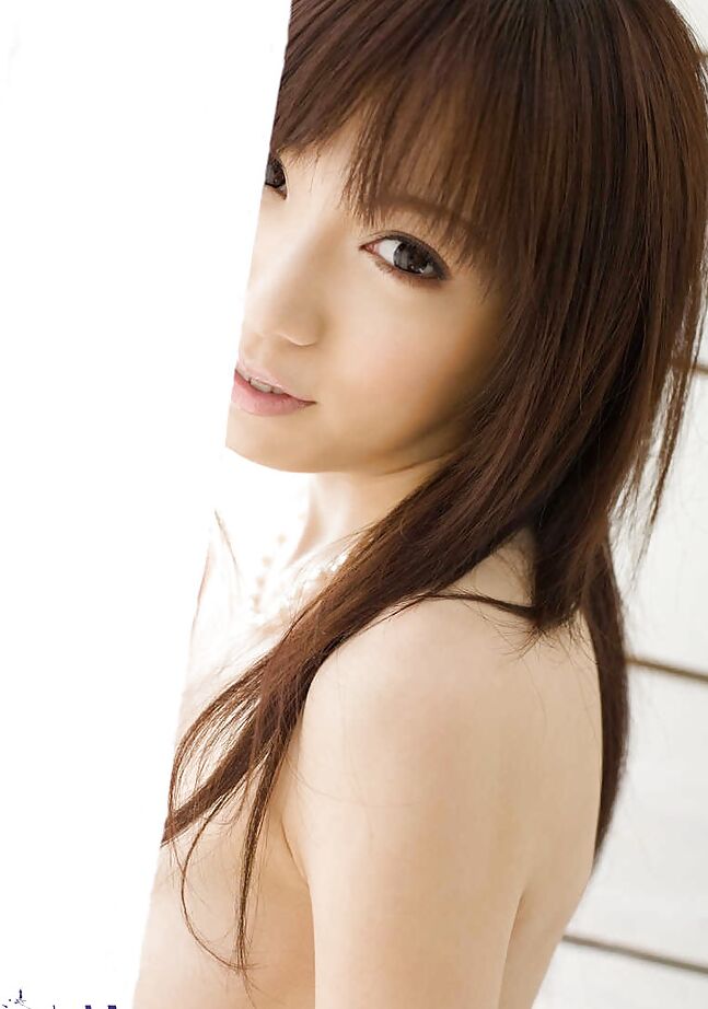 15P Petite asiática fofa Kanako Tsuchiyai se livra de suas roupas
