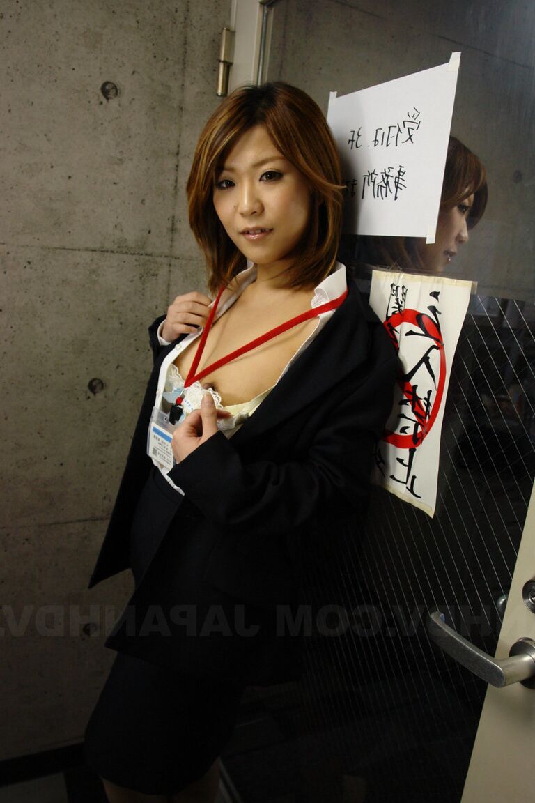 21P A gata japonesa excêntrica Yuria Takeda mostra seus peitos pequenos e dá um BJ