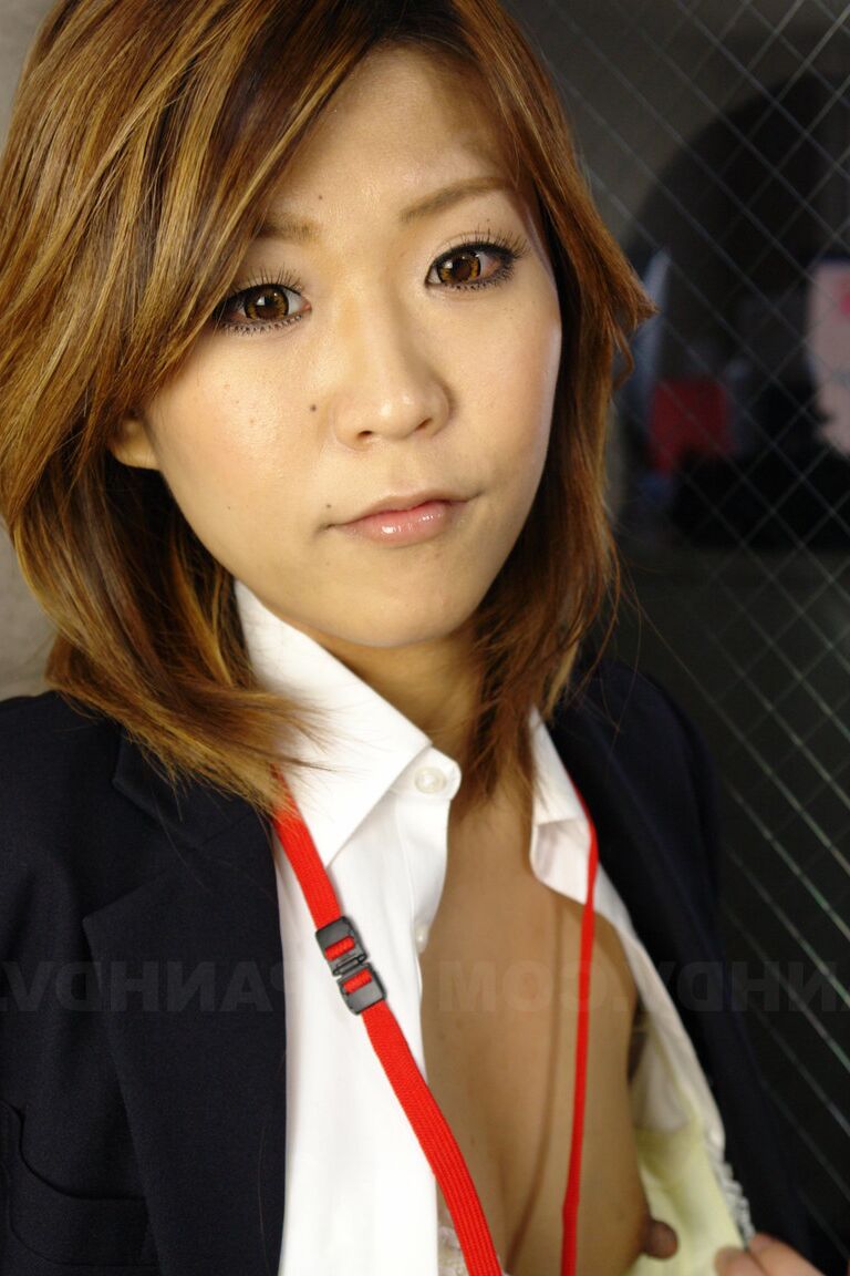 21P A gata japonesa excêntrica Yuria Takeda mostra seus peitos pequenos e dá um BJ