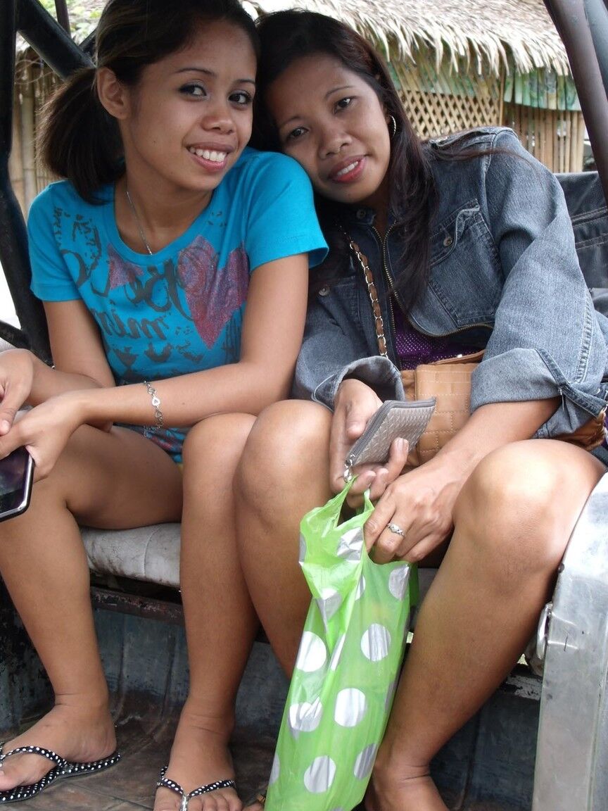 16P As meninas filipinas bissexuais Tia e Weng fazem um ménage à trois com um turista sexual