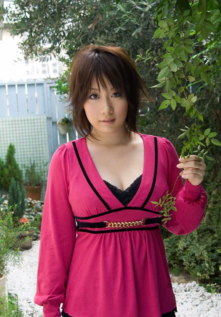 Hanno Nono, une japonaise de 16p, caresse de gros seins naturels tout en se déshabillant