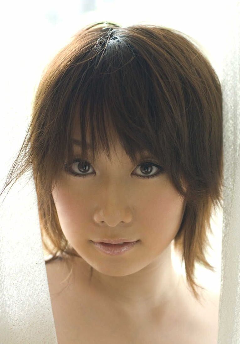 Hanno Nono, une japonaise de 16p, caresse de gros seins naturels tout en se déshabillant