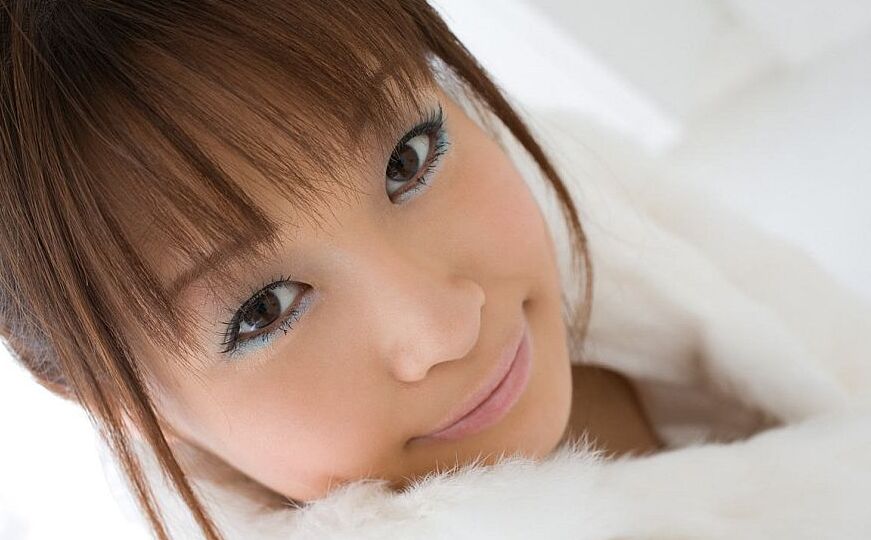 16P A adorável adolescente japonesa Meiko ostenta mamilos eretos enquanto troca de roupa