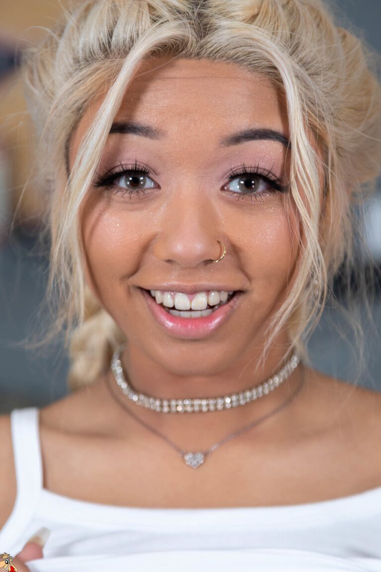 15P Ebony chick arbore des cheveux blonds tressés pendant une action POV en gros plan