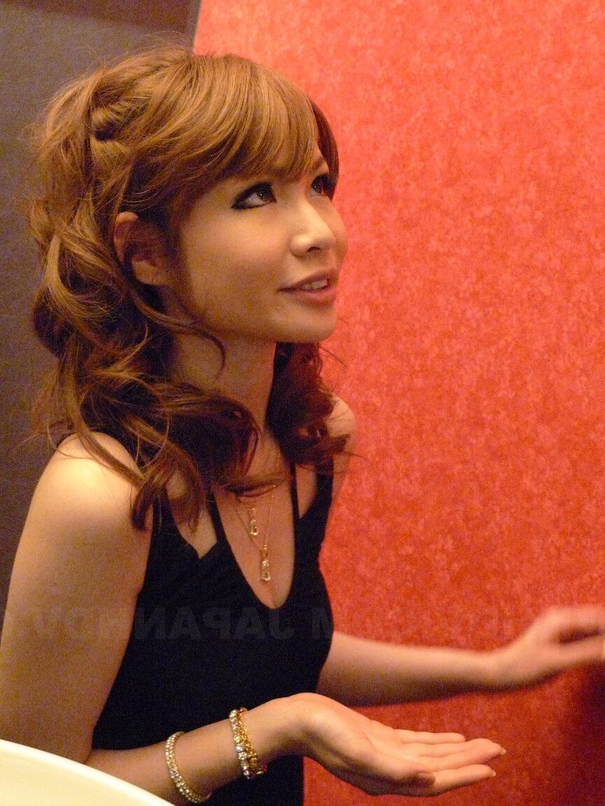 21P A sexy agente japonesa Shiori Amano dispensa um estranho no banheiro público