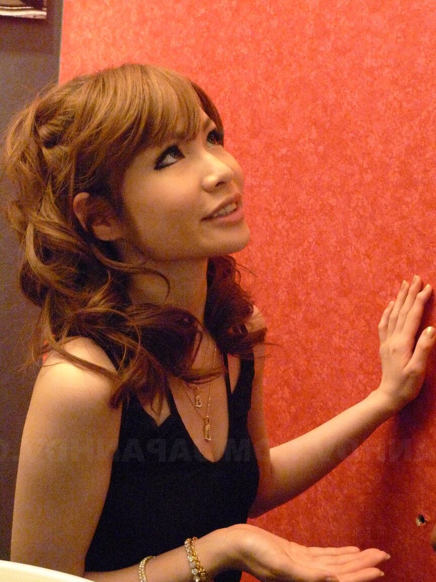 21P A sexy agente japonesa Shiori Amano dispensa um estranho no banheiro público
