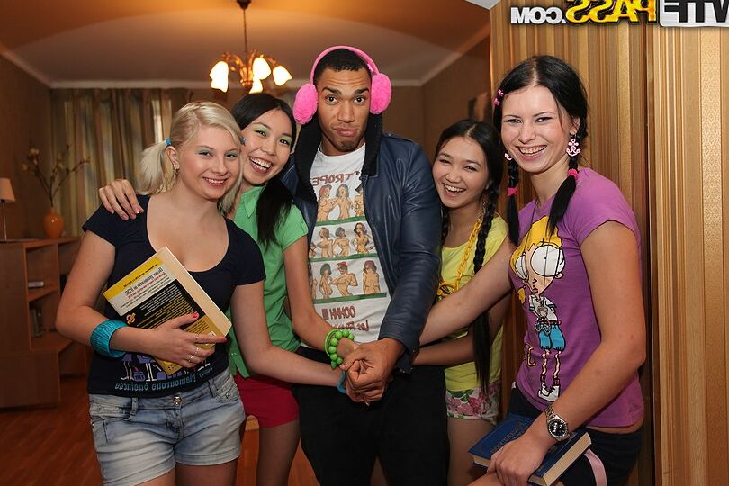 16P College-Mädchen erhalten beim Gruppensex Gesichtsbesamungen