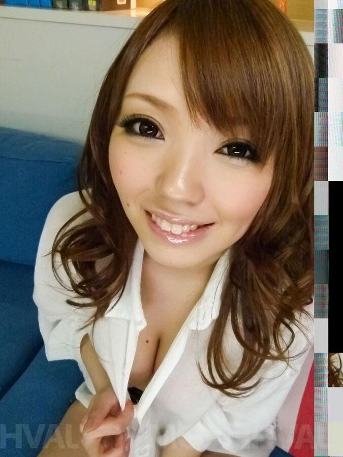 12P Megu Kamijo chevauche la bouche des mecs et frotte les pénis entre les seins