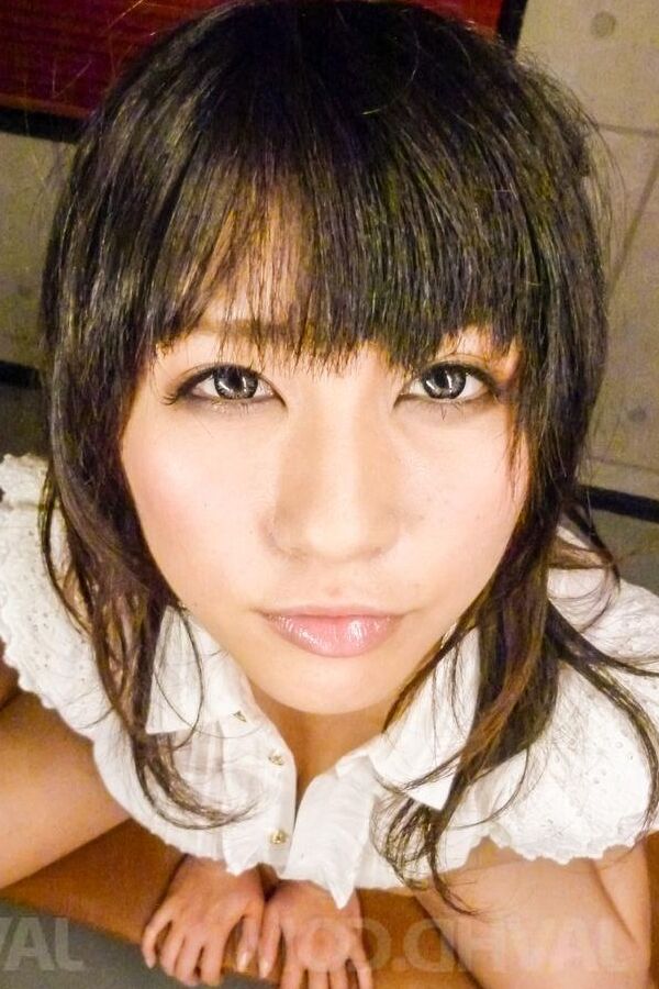 12P Kyoka Mizusawa lame el semen que recibe en los dedos después de chupar herramientas