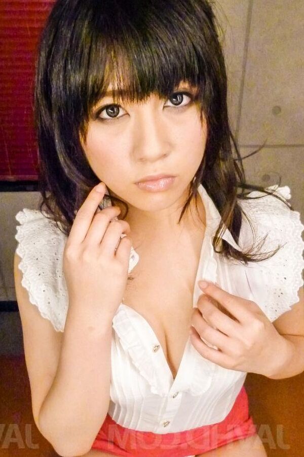 12P Kyoka Mizusawa lame el semen que recibe en los dedos después de chupar herramientas