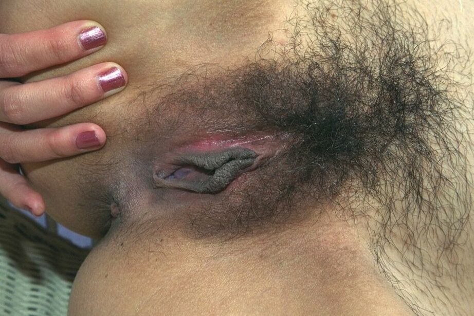 16P Amateur asiática solitaria Ivy bajándose las bragas para exponer su coño peludo
