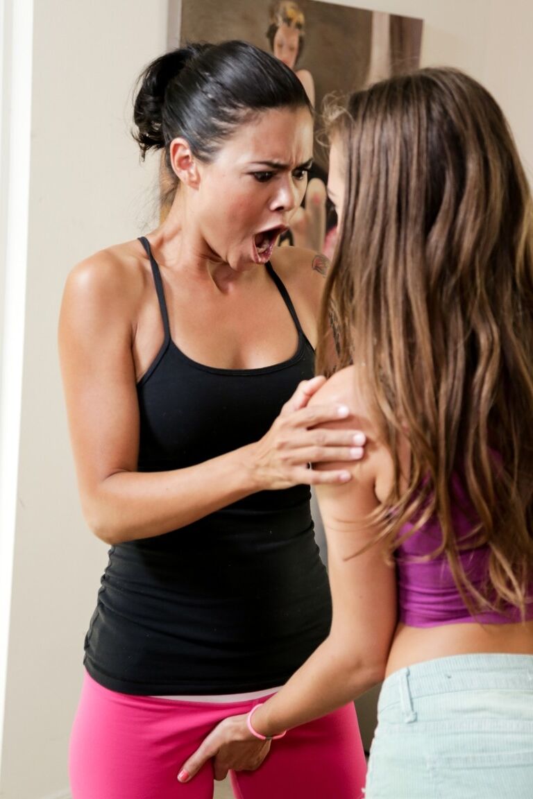 15P Femme asiatique MILF entièrement habillée face-sitting et mangeuse de chatte adolescente